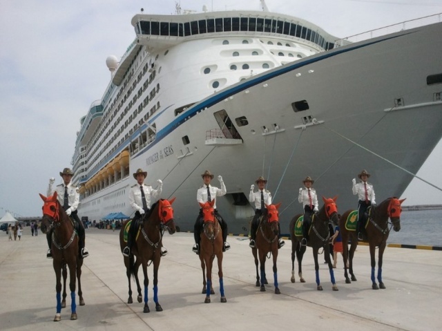 自治警察团在邮轮停靠港进行特色骑马活动